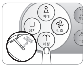 코웨이 비데 BA20-C 세정 버튼을 누르는 모습