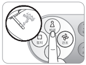 코웨이 비데 BA20-C 비데 버튼을 누르는 모습