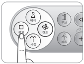 코웨이 비데 BA20-C 비데 사용 중 정지 버튼을 누르는 모습
