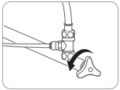 설치방법8 - 원수공급밸브를 여는 모습의 사진