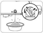 코웨이 비데 BA20-C 배수마개를 뽑아주는 모습