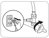 코웨이 비데 BA20-C 전원플러그를 뽑고 원수공급밸브를 잠그는 모습