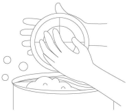 물과 거품이 담긴 용기에서 아이닉 무선청소기 물걸레 패드를 세척하고 물기를 제거하는 모습