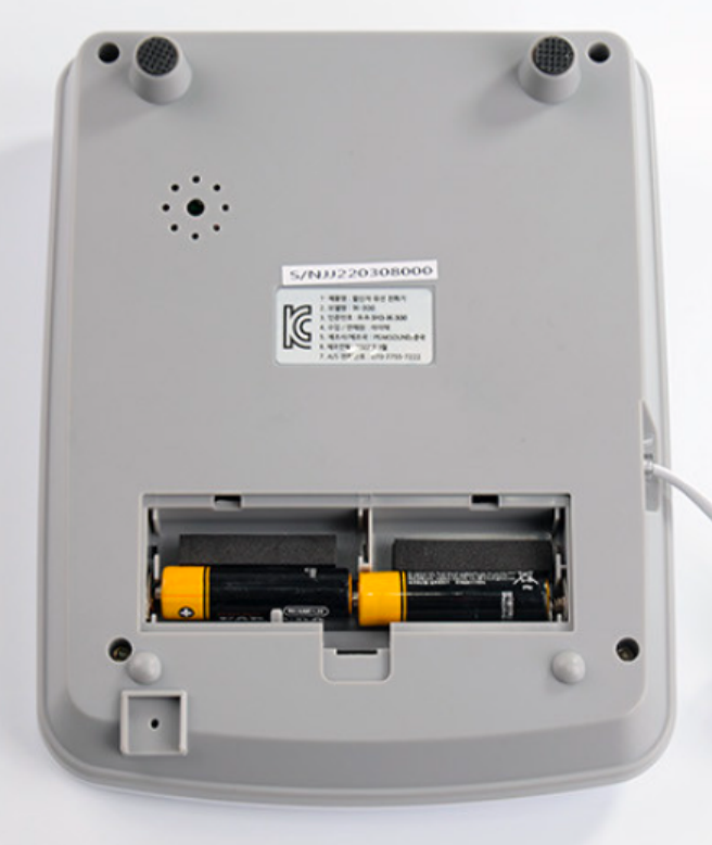아이텍 IK-310 후면 배터리 케이스에 AA 건전지 2개가 장착된 모습