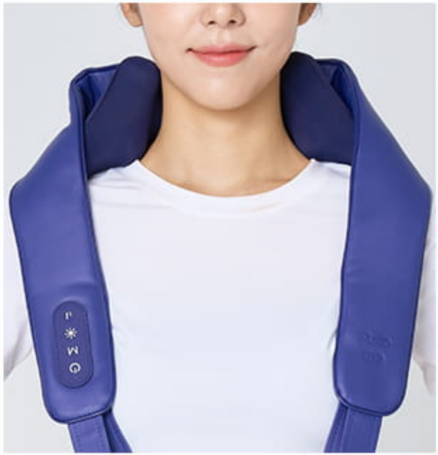 목과 어깨 위에 보라색 마사지기를 걸치고 컨트롤러가 앞으로 내려온 상태